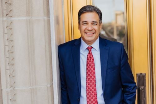 Raúl R. Labrador solo